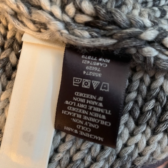Gorgeous abs snuggly Ann Taylor sweater. Never worn. Retsil 140 - Picture 4 of 5